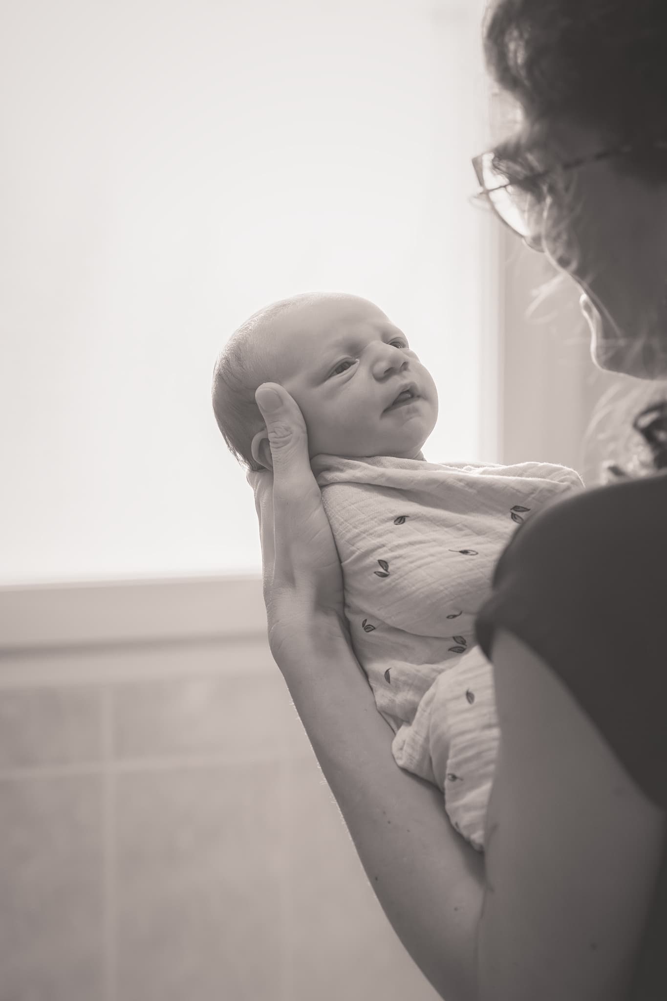Moment de tendresse pendant le bain de bébé