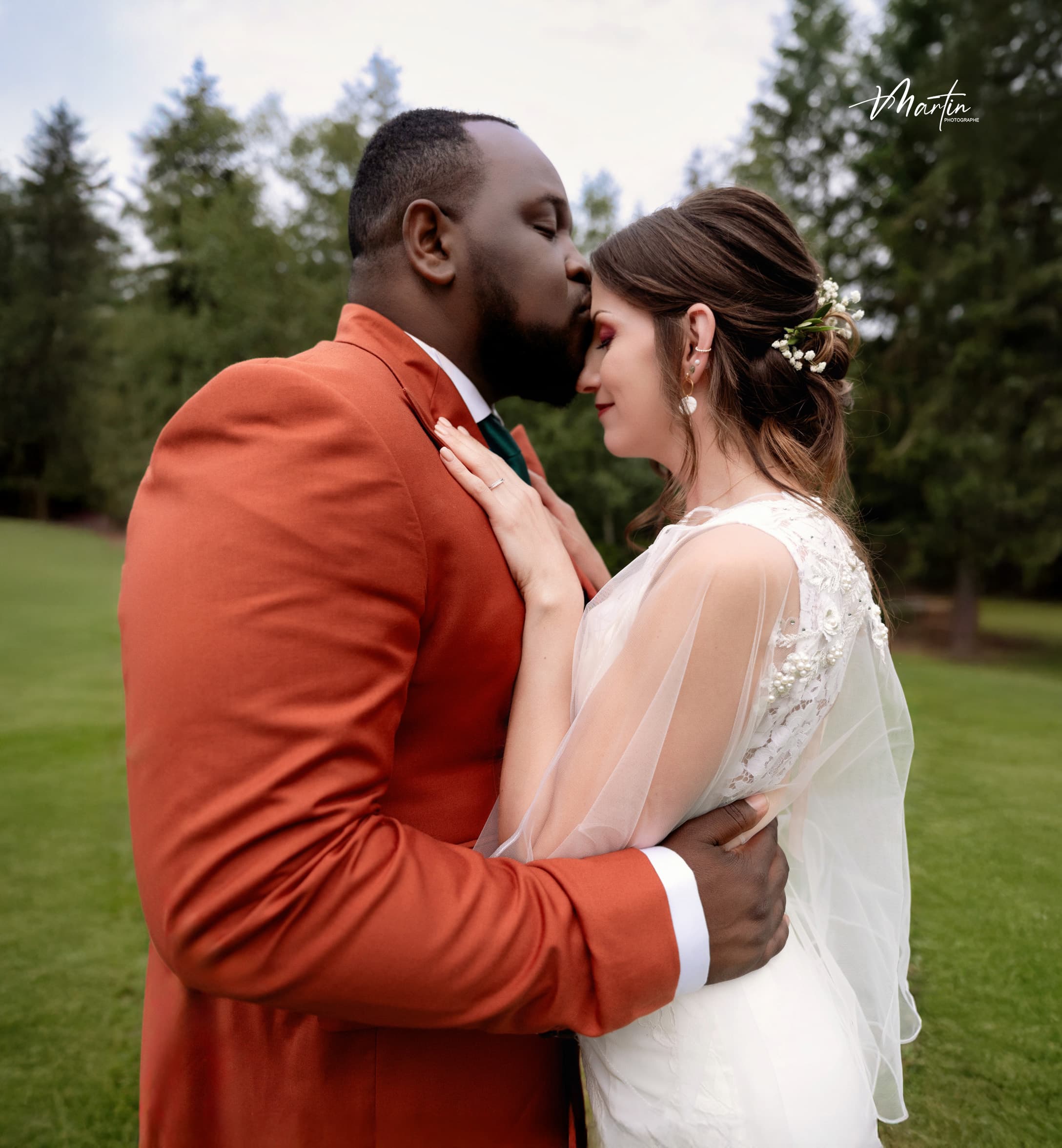 Reportage mariage couple émotion - moment de complicité romantique par Amel Martin Photographe