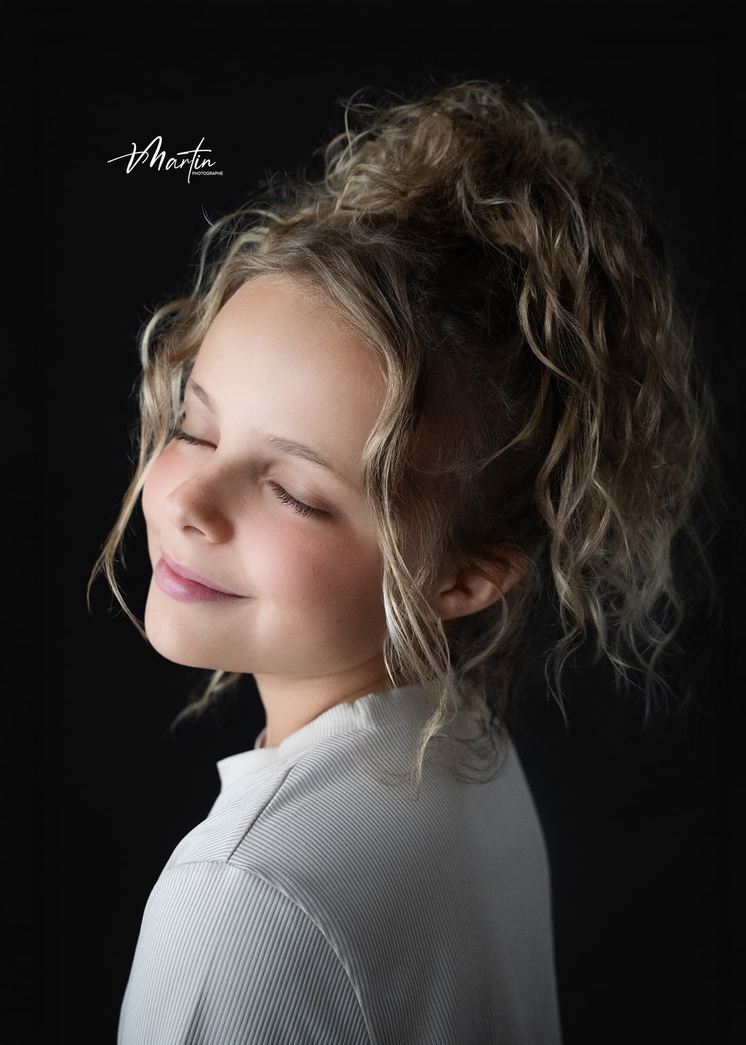 Portrait maternité en noir et blanc - séance grossesse artistique