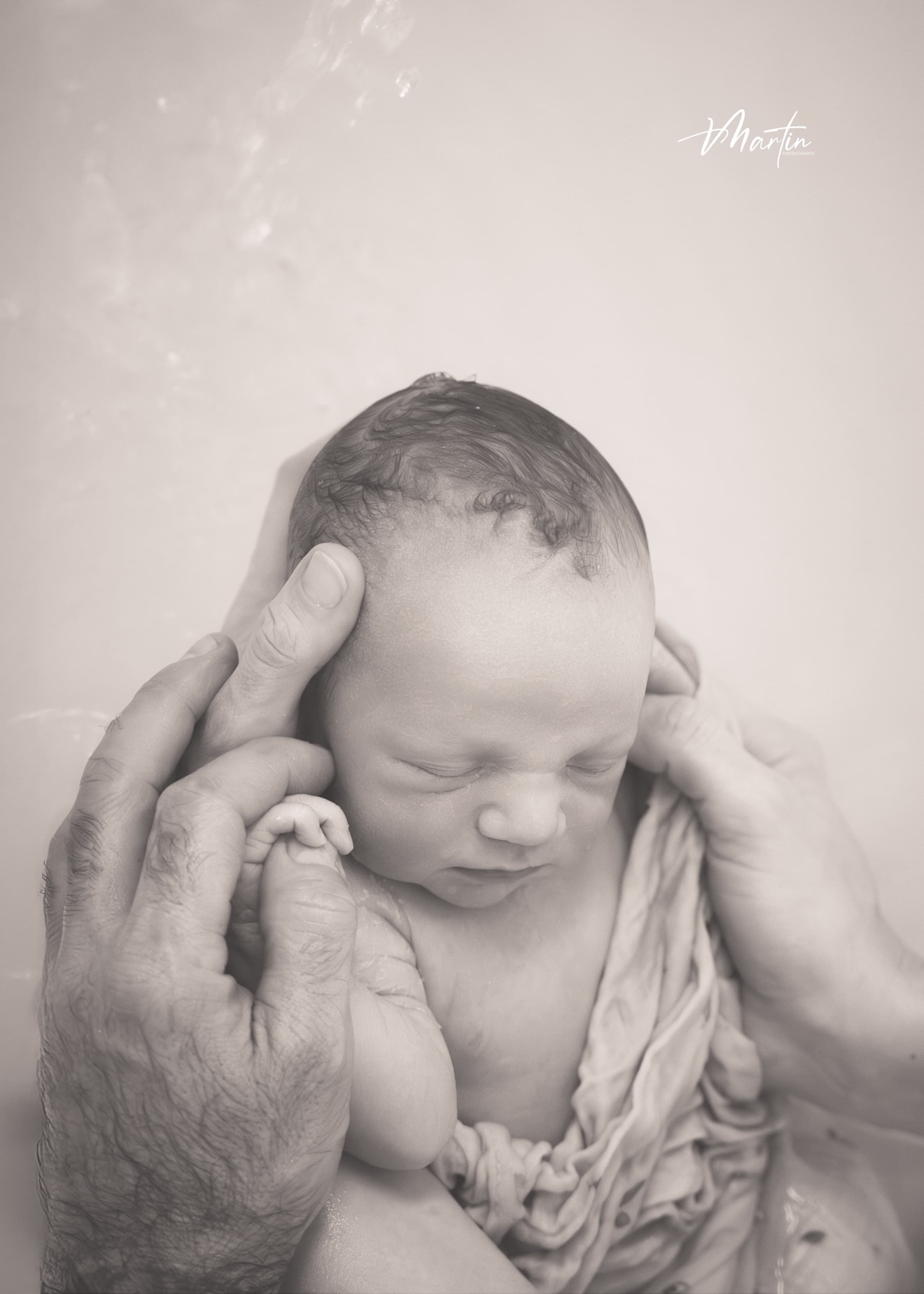 Bébé dans son bain - séance photo aquatique douce
